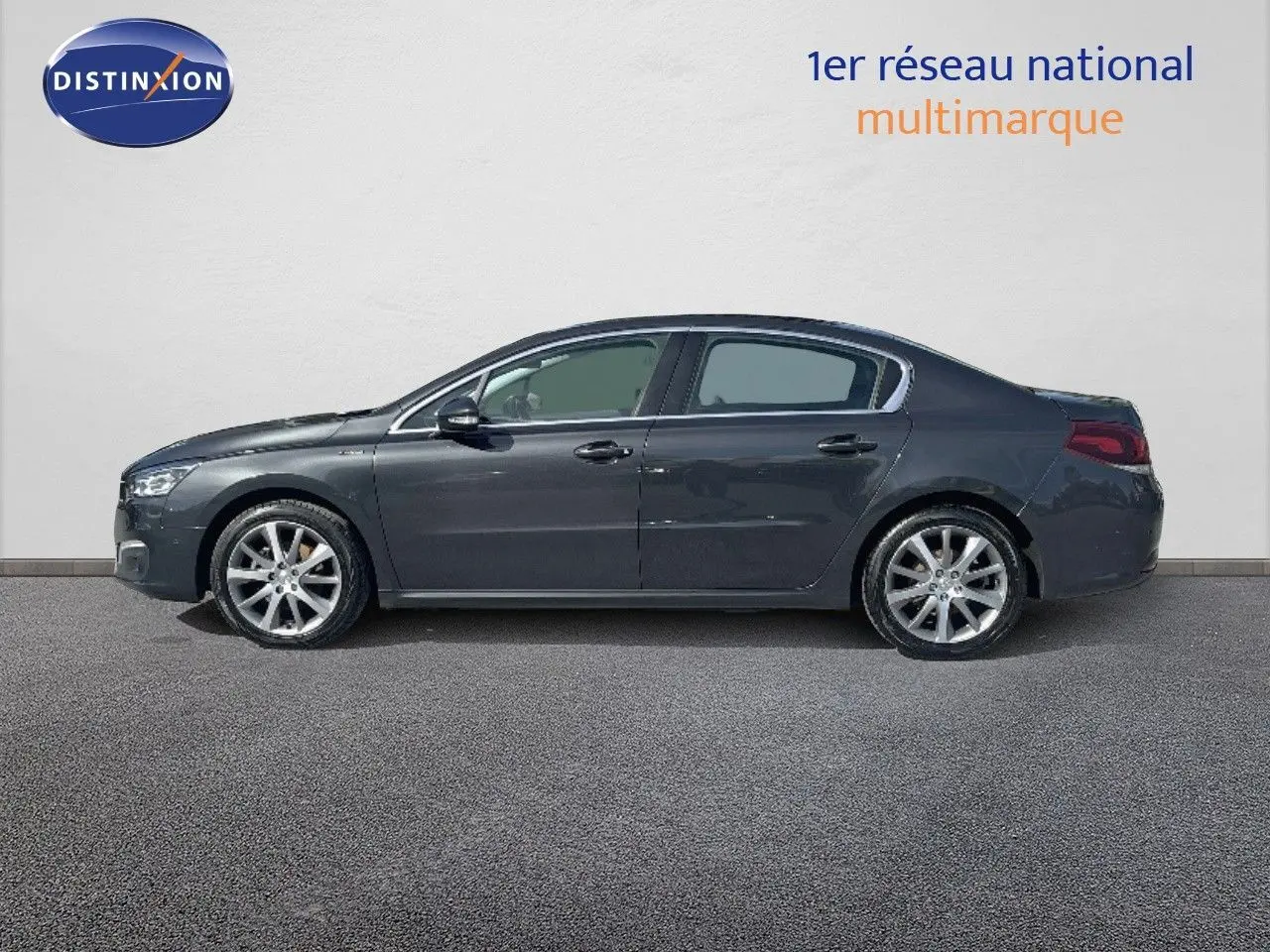 Profil côté gauche de la Peugeot 508 noire 2.0 BlueHDi GT Line 2026, soulignant ses jantes alliage et lignes élégantes.