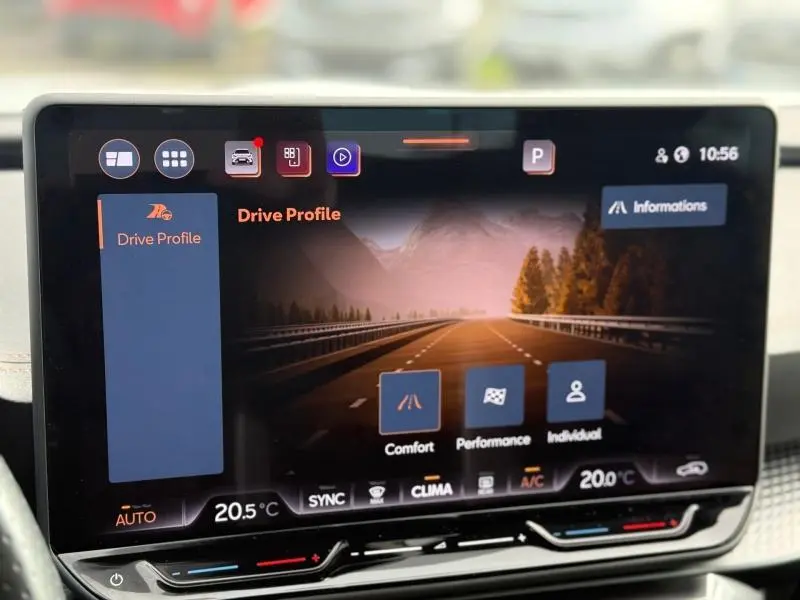Écran tactile intérieur du CUPRA Formentor 2025 affichant les modes de conduite avec interface moderne et claire.