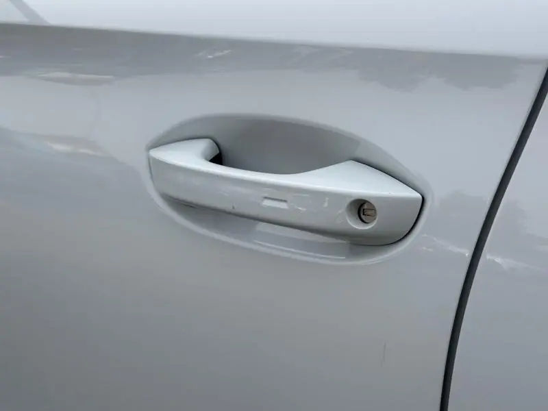 Poignée de porte côté gauche blanche Nevada métallisé du CUPRA Formentor 2.0 TDI 150ch V DSG7 2025 en gros plan.