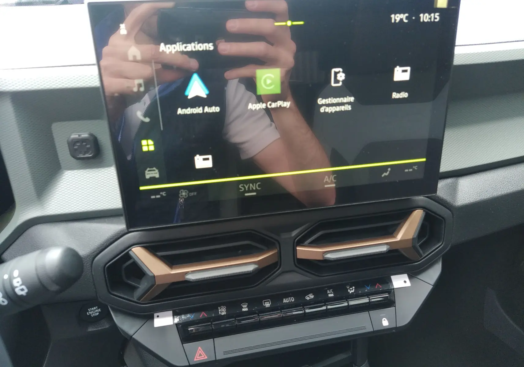 Tableau de bord du Dacia Bigster 2025 gris schiste, vue centrée sur l'écran tactile et les aérateurs au design hexagonal cuivré.