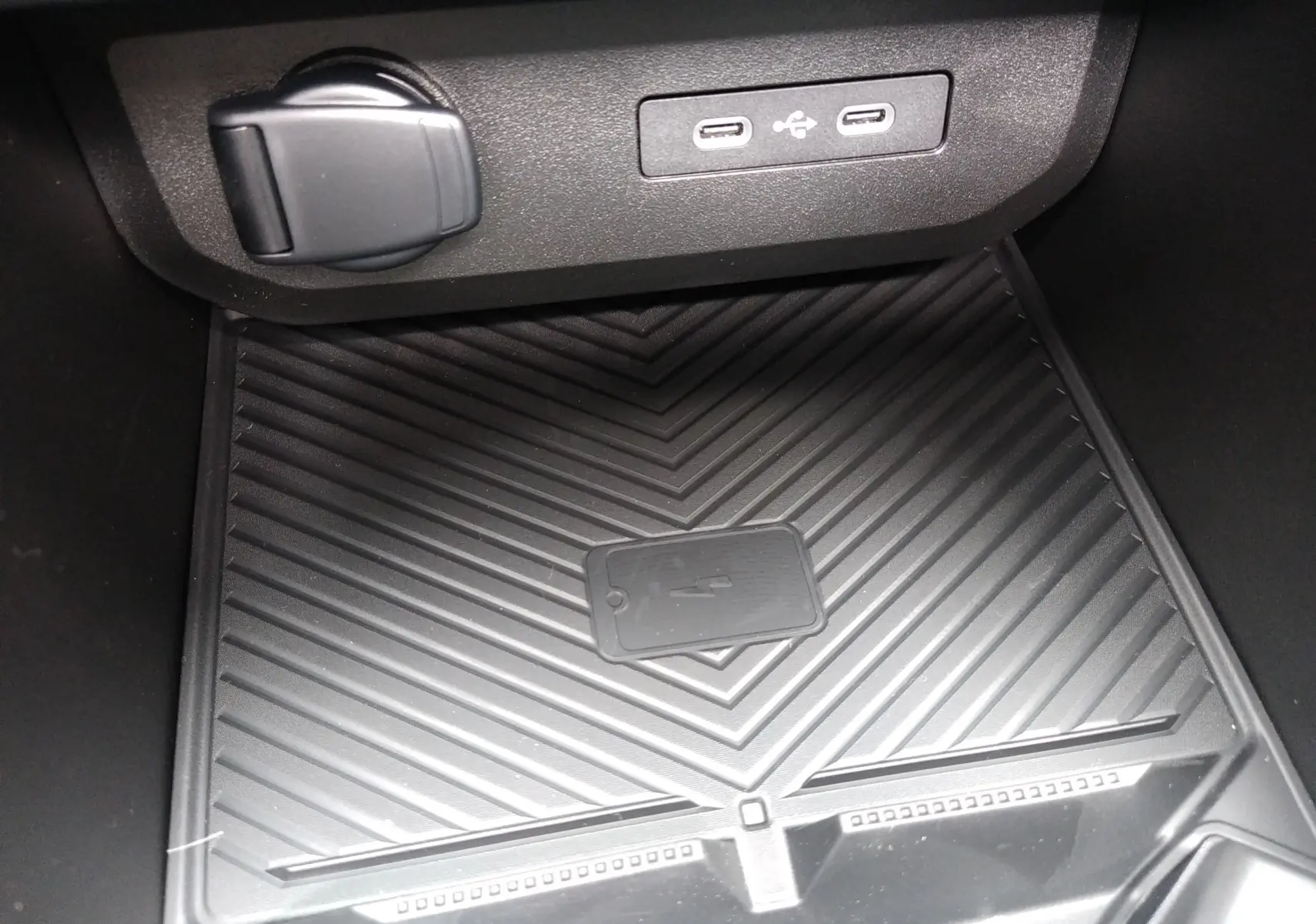 Gros plan sur la zone de recharge sans fil et ports USB-C du Dacia Bigster gris schiste, version 2025.