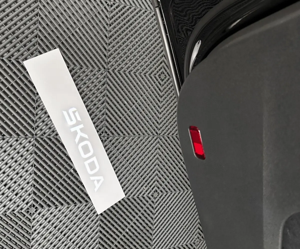 Vue rapprochée de la malle arrière noire du Skoda Karoq 2.0 TDI 150ch avec feu de position rouge visible.