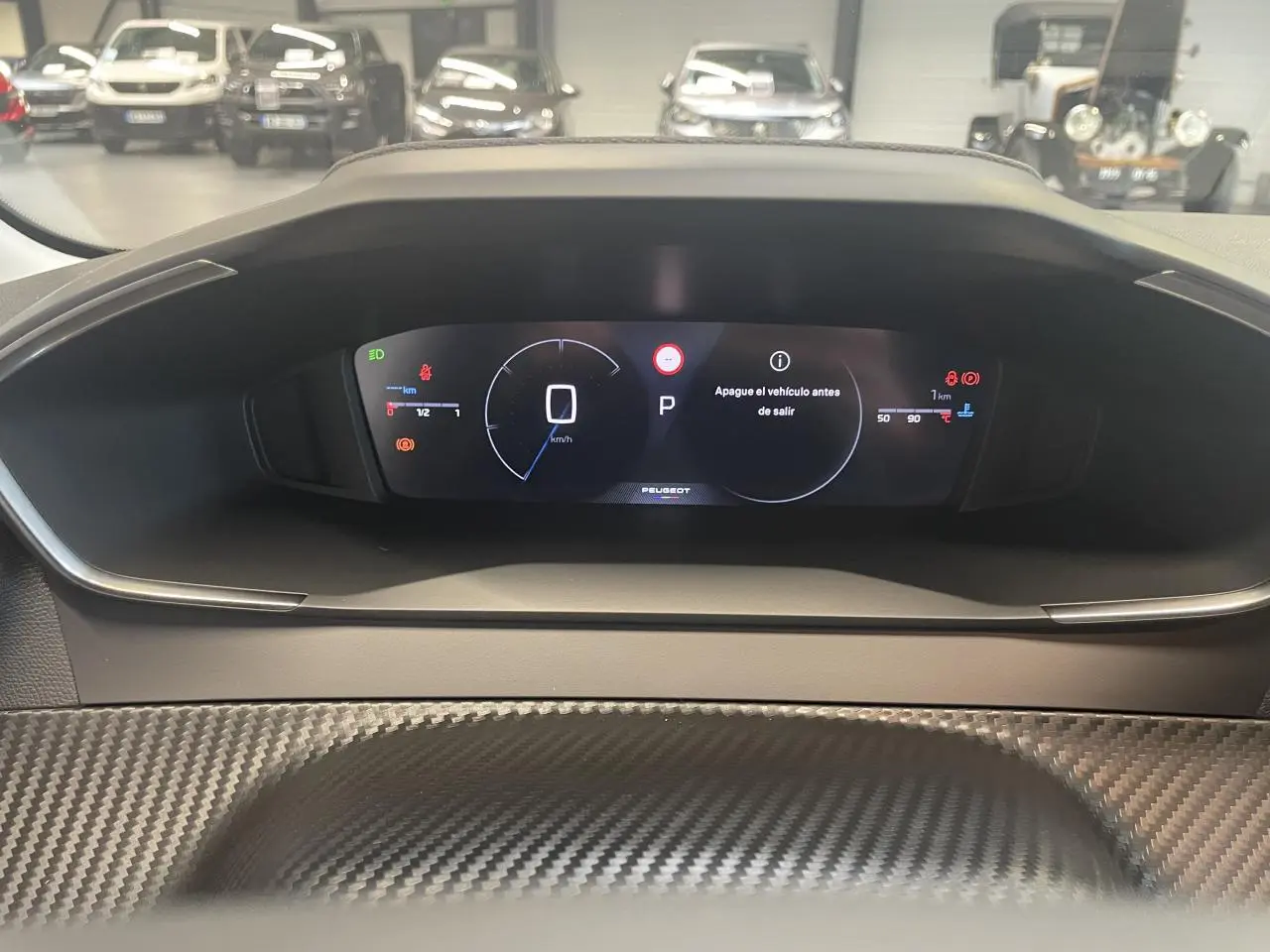 Tableau de bord numérique de la Peugeot 208 hybride 2025 avec affichage digital et décor carbone Slush.