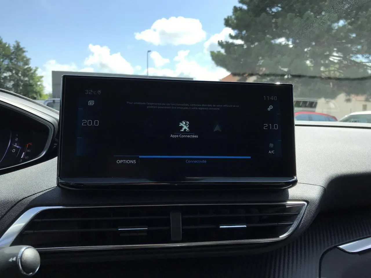 Vue intérieure du tableau de bord du Peugeot 3008 2022 avec écran tactile 10 pouces et aérateurs centraux.