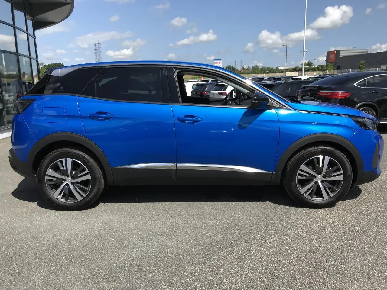 Peugeot 3008 Bleu Iron vue de profil côté gauche, avec jantes alliage bi-ton et vitres surteintées.