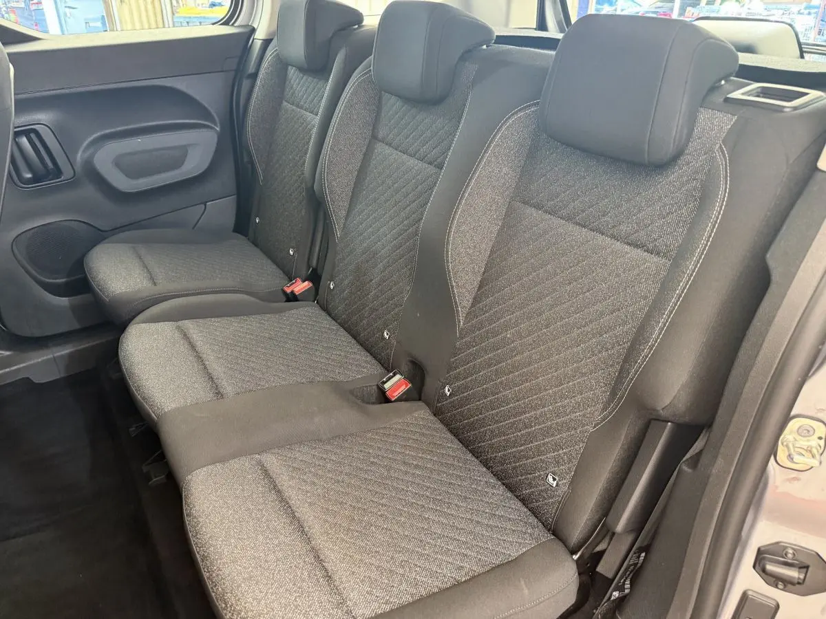 Vue intérieure côté droit sur la banquette arrière tissu gris du Peugeot Rifter 2024, version Allure Taille M.