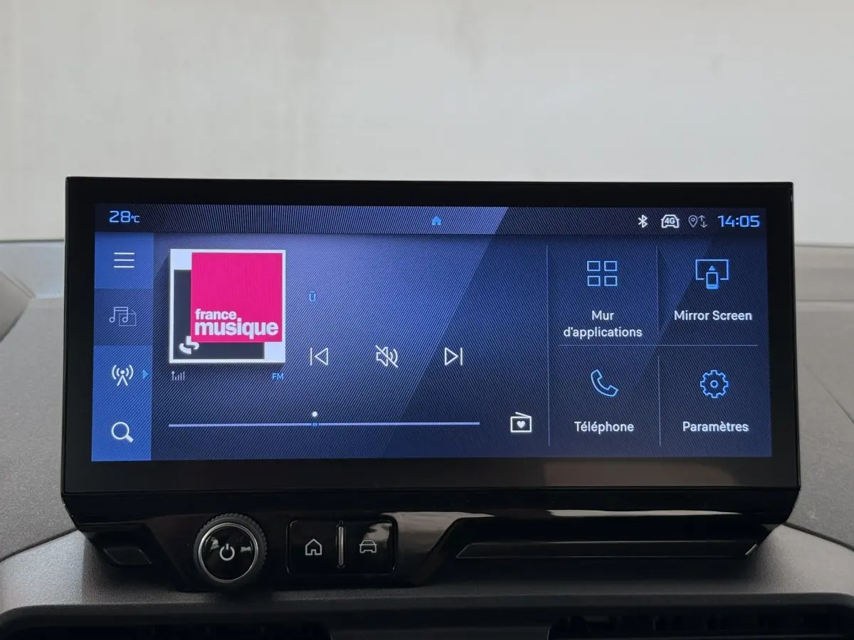 Écran tactile central de 20,3 cm du Peugeot Rifter 2024 affichant l'interface multimédia avec radio et options connectées.