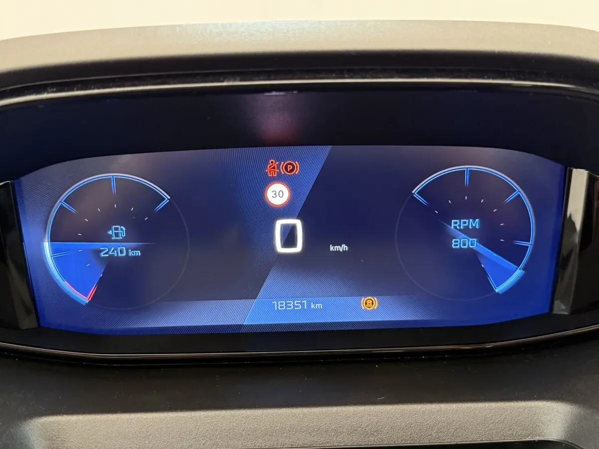 Combiné d'instruments numérique bleu du Peugeot Rifter 2024 affichant vitesse, RPM et autonomie.
