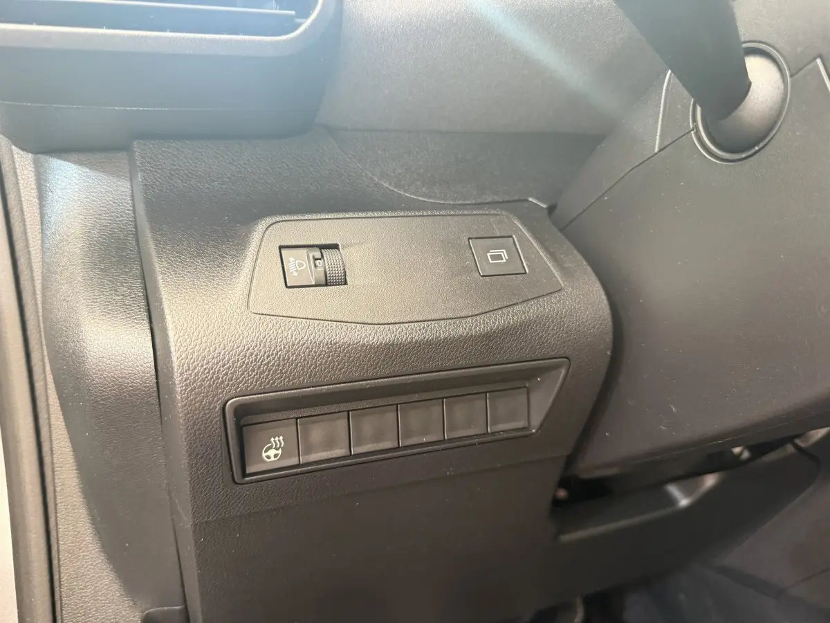 Vue rapprochée des commandes côté gauche du tableau de bord du Peugeot Rifter 2024, finition Allure.