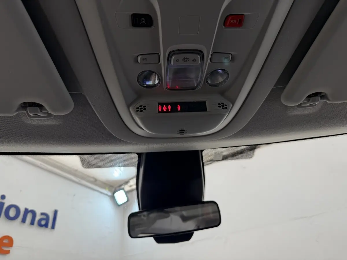 Vue intérieure du plafond avant du Peugeot Rifter 2024 avec éclairages, commandes et rétroviseur central.