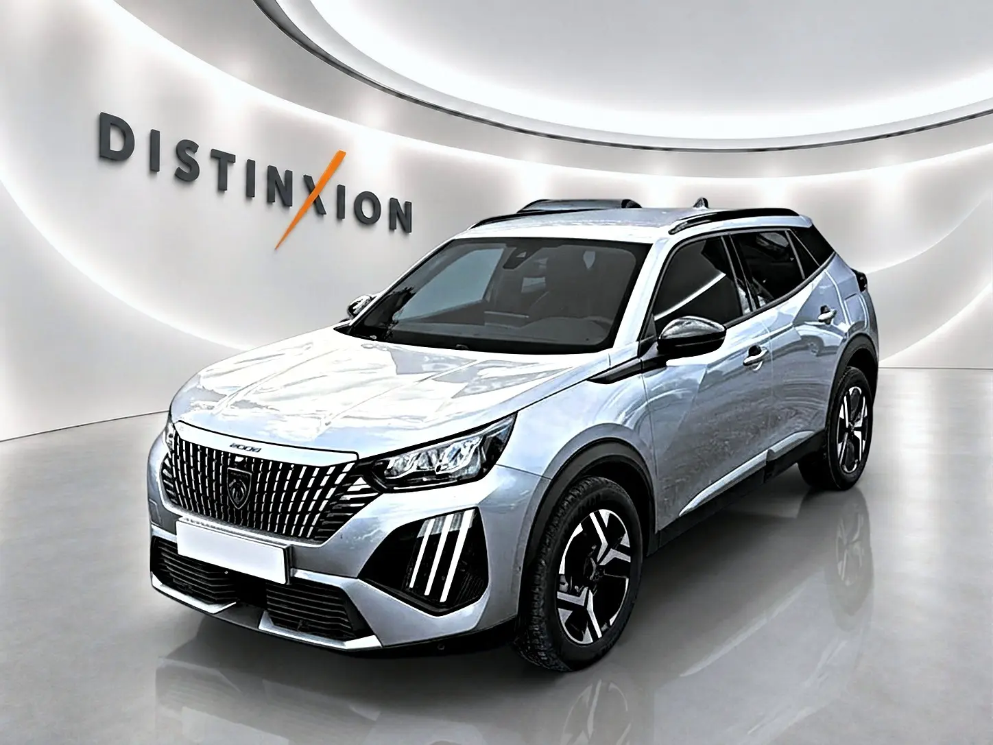 Peugeot 2008 gris Artense vue 3/4 avant droit, avec calandre distinctive et jantes alliage noires.