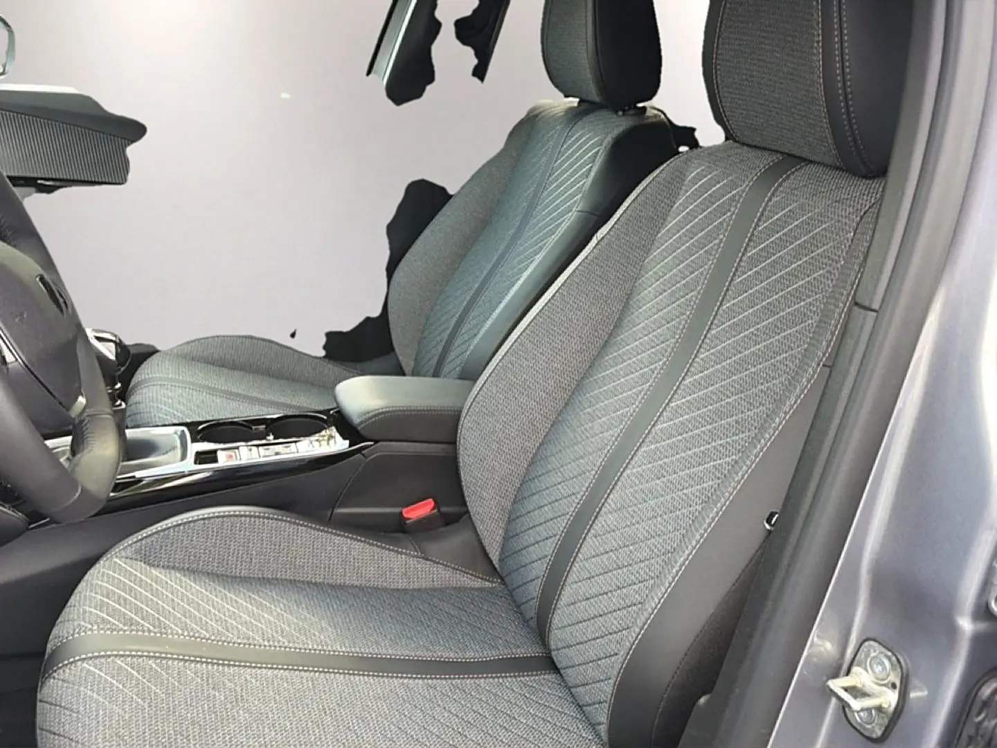 Vue intérieure côté droit des sièges avant gris tissu embossé du Peugeot 2008 1.2 100 allure 2025 gris artense.