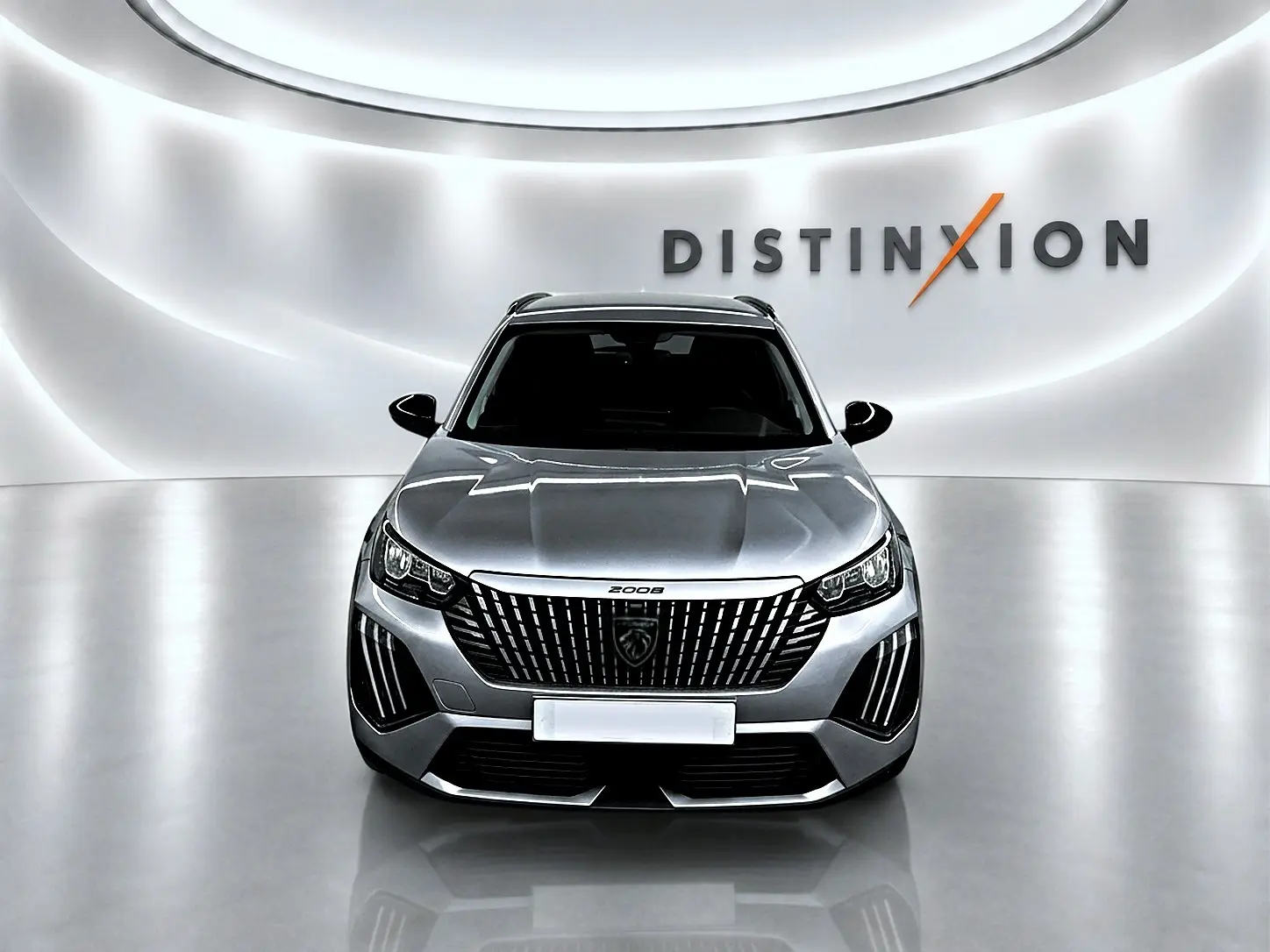 Peugeot 2008 gris artense vue de face dans un studio lumineux avec logo Distinxion en arrière-plan.