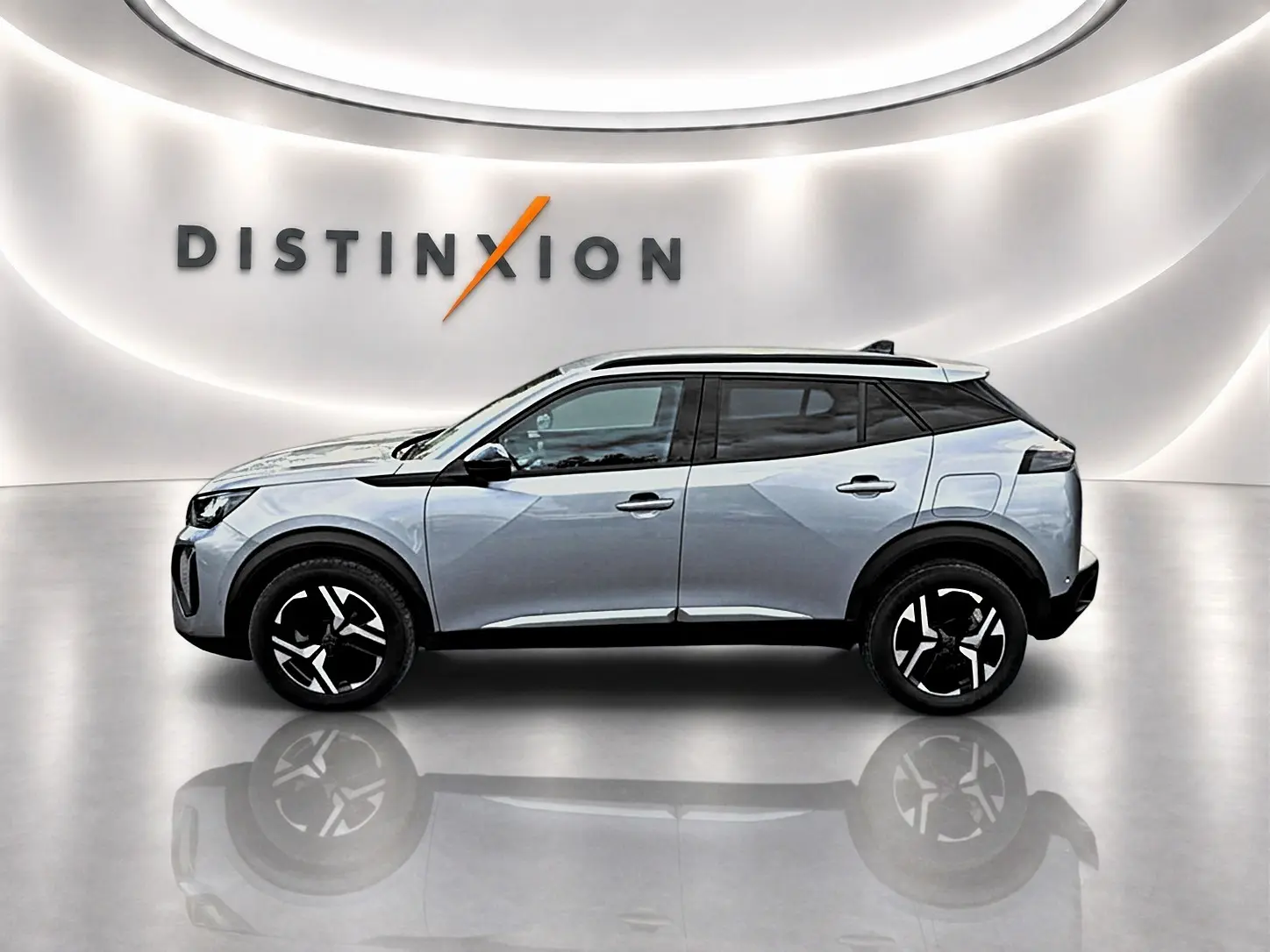 Profil côté gauche d'un Peugeot 2008 gris artense 2025 avec jantes alu noires et toit contrasté blanc.