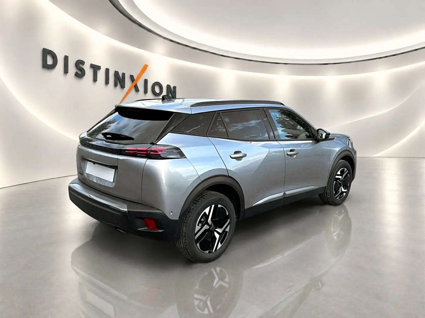 Peugeot 2008 gris artense vue 3/4 arrière droit, avec jantes alu noires et toit noir brillant.