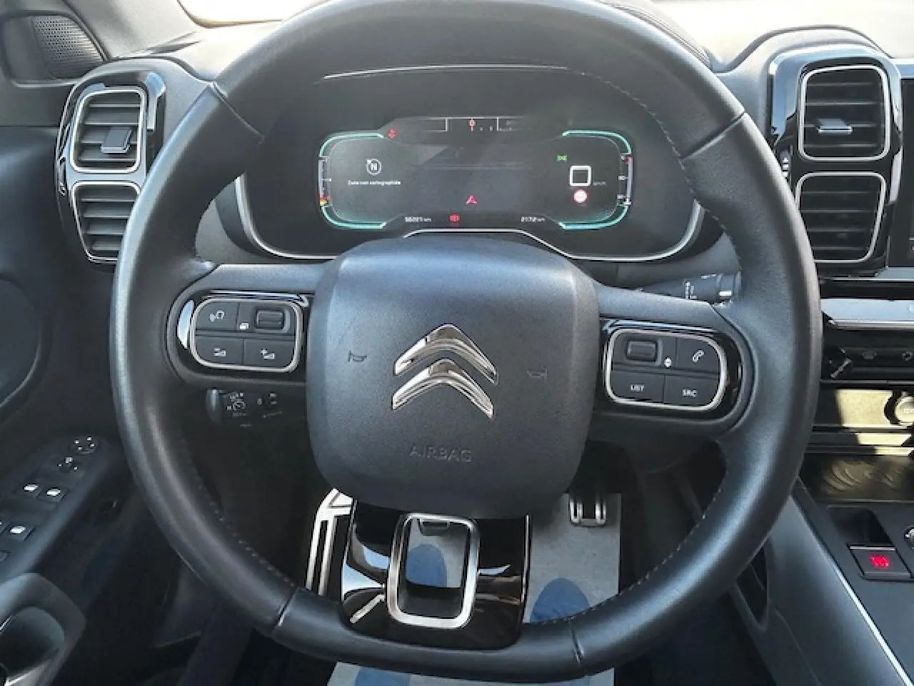 Vue rapprochée du volant cuir noir et du combiné numérique du tableau de bord du Citroën C5 Aircross 2019 gris platinium.