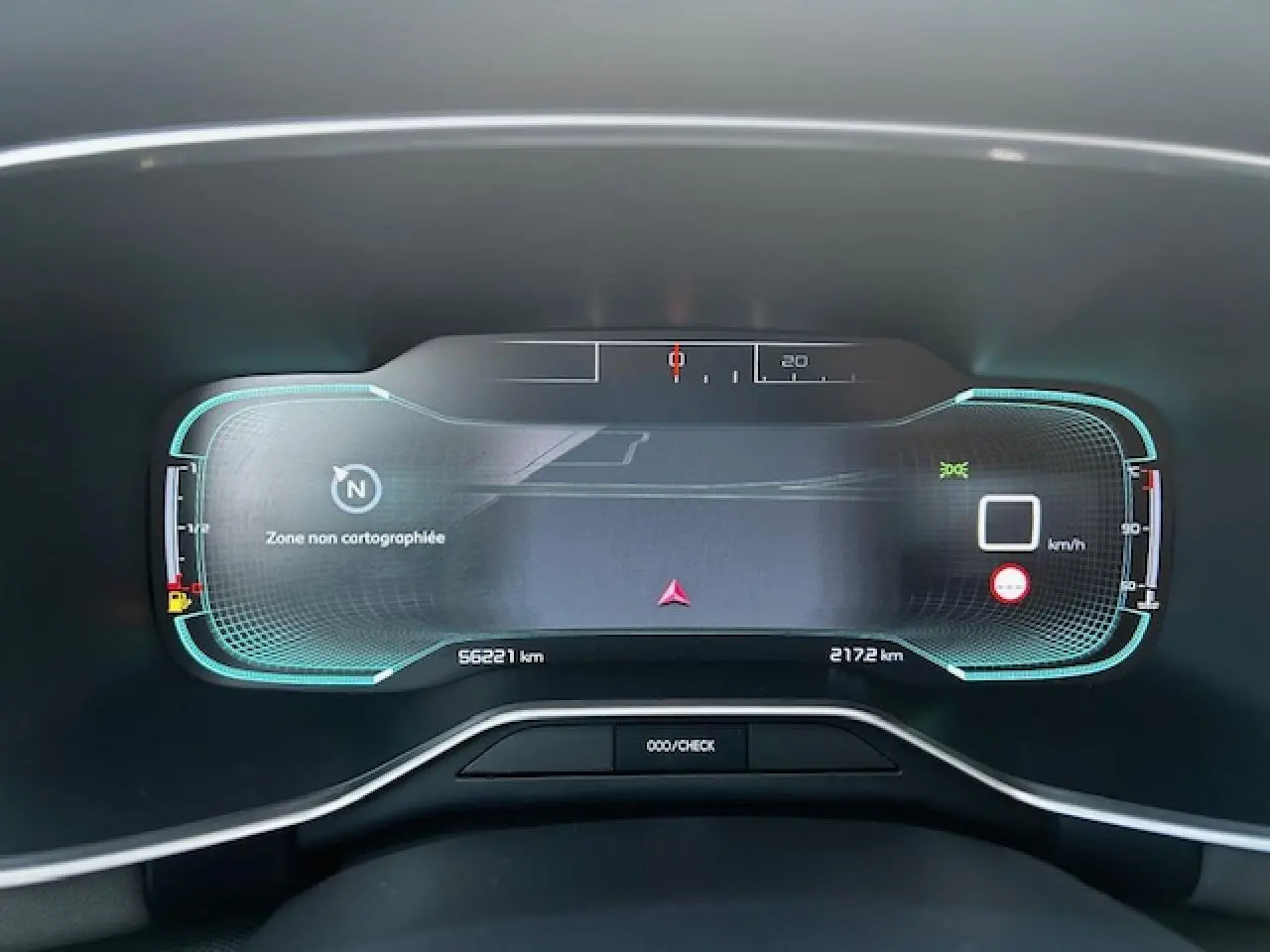 Tableau de bord numérique du Citroën C5 Aircross 2019 affichant une carte non cartographiée et l'odomètre.