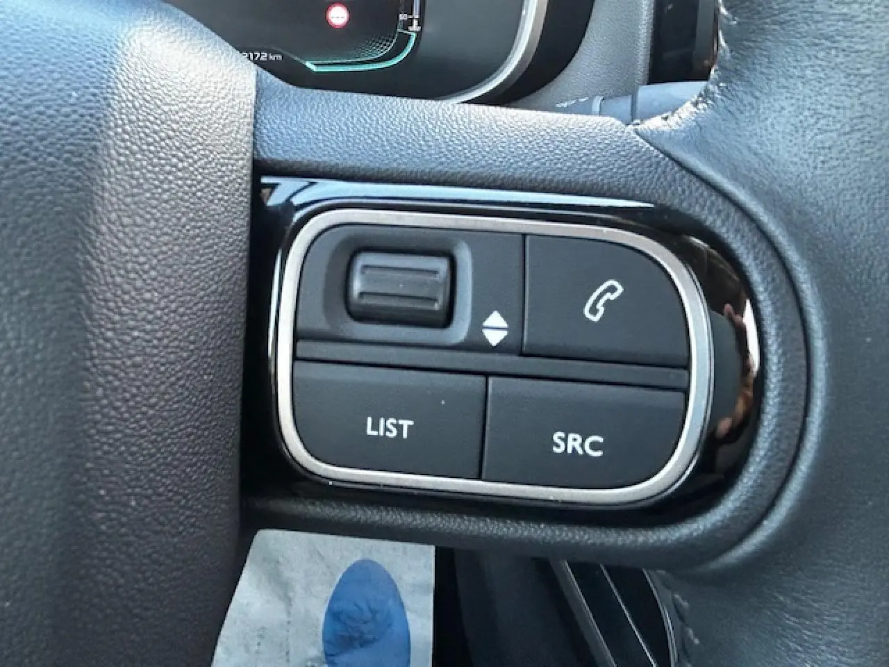 Gros plan sur les commandes au volant gauche du Citroën C5 Aircross 2019 avec boutons noirs et contours chromés.