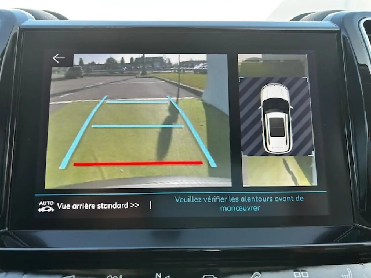 Affichage de la caméra de recul et vue 360° du Citroën C5 Aircross gris platinium, aidant à la manœuvre arrière.