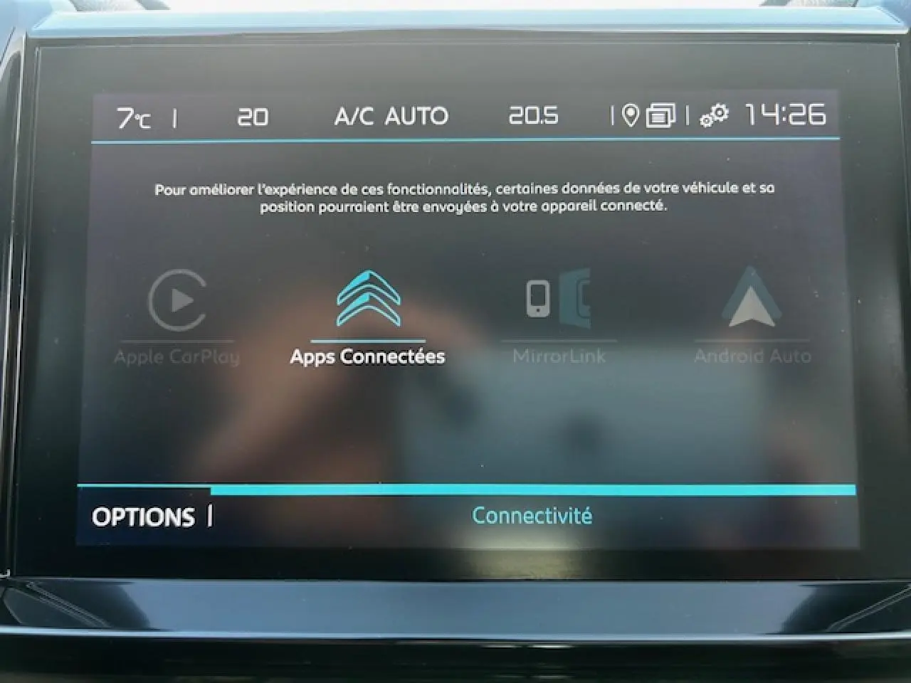 Écran tactile central du Citroën C5 Aircross 2019 affichant le menu connectivité avec apps connectées en surbrillance