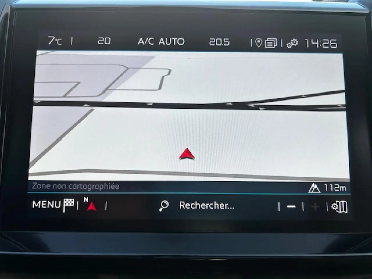 Écran tactile central du système de navigation CITROEN Connect Nav dans un C5 Aircross gris platinium.