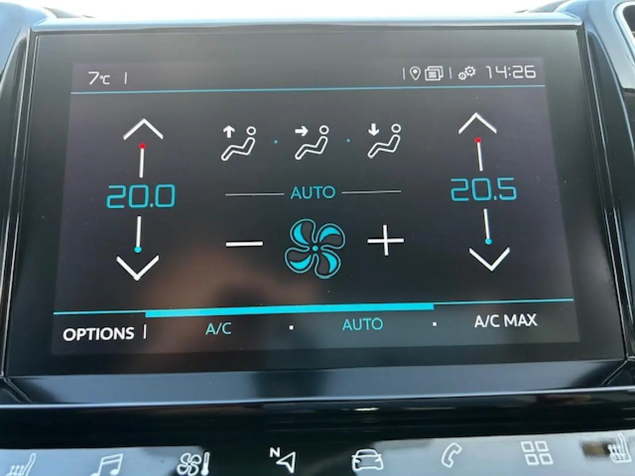 Affichage tactile de la climatisation bi-zone du Citroën C5 Aircross avec réglages de température à 20 et 20,5 degrés.