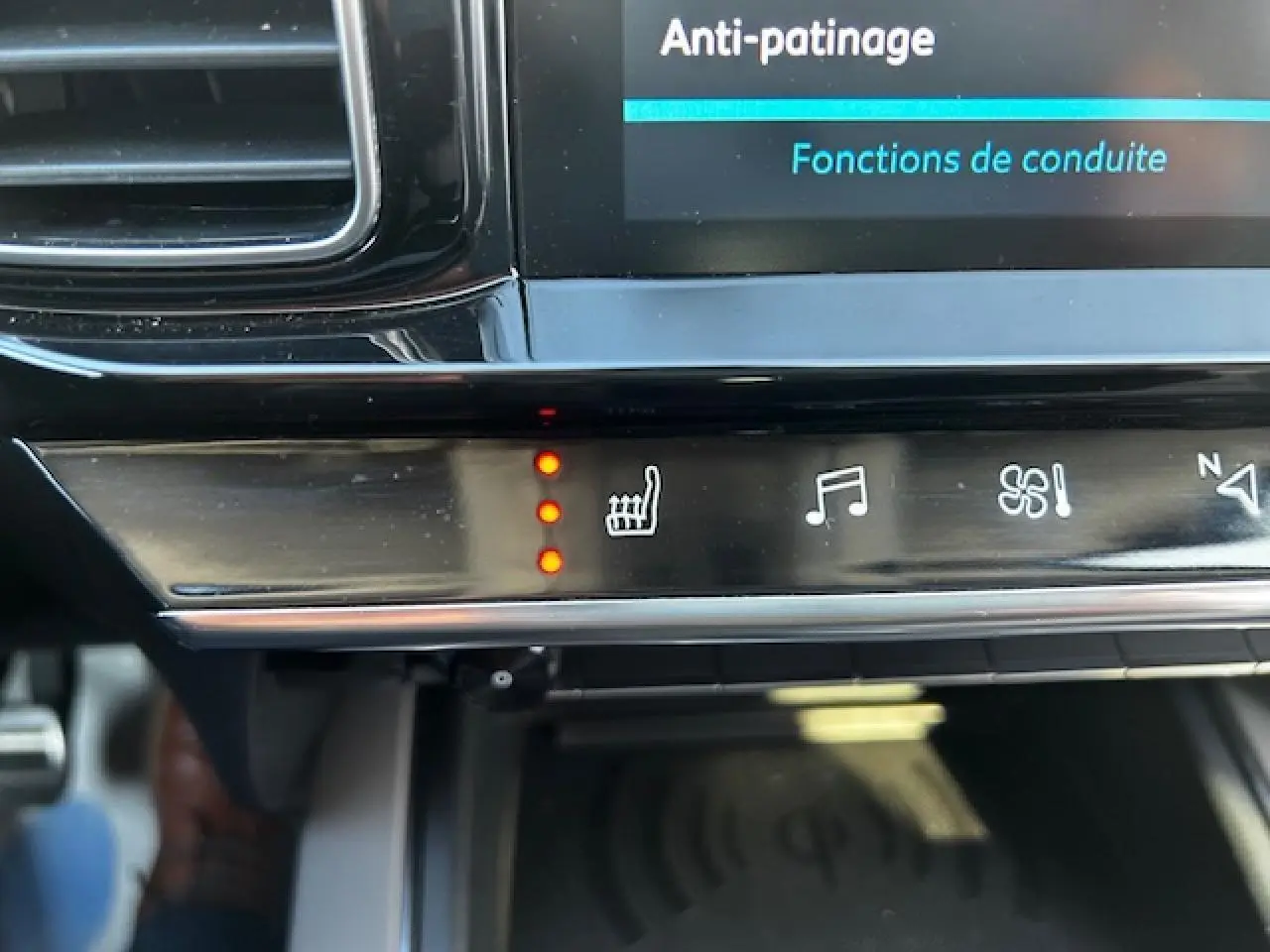Gros plan sur les commandes tactiles du tableau de bord du Citroën C5 Aircross 2019, avec indication du siège chauffant activé.
