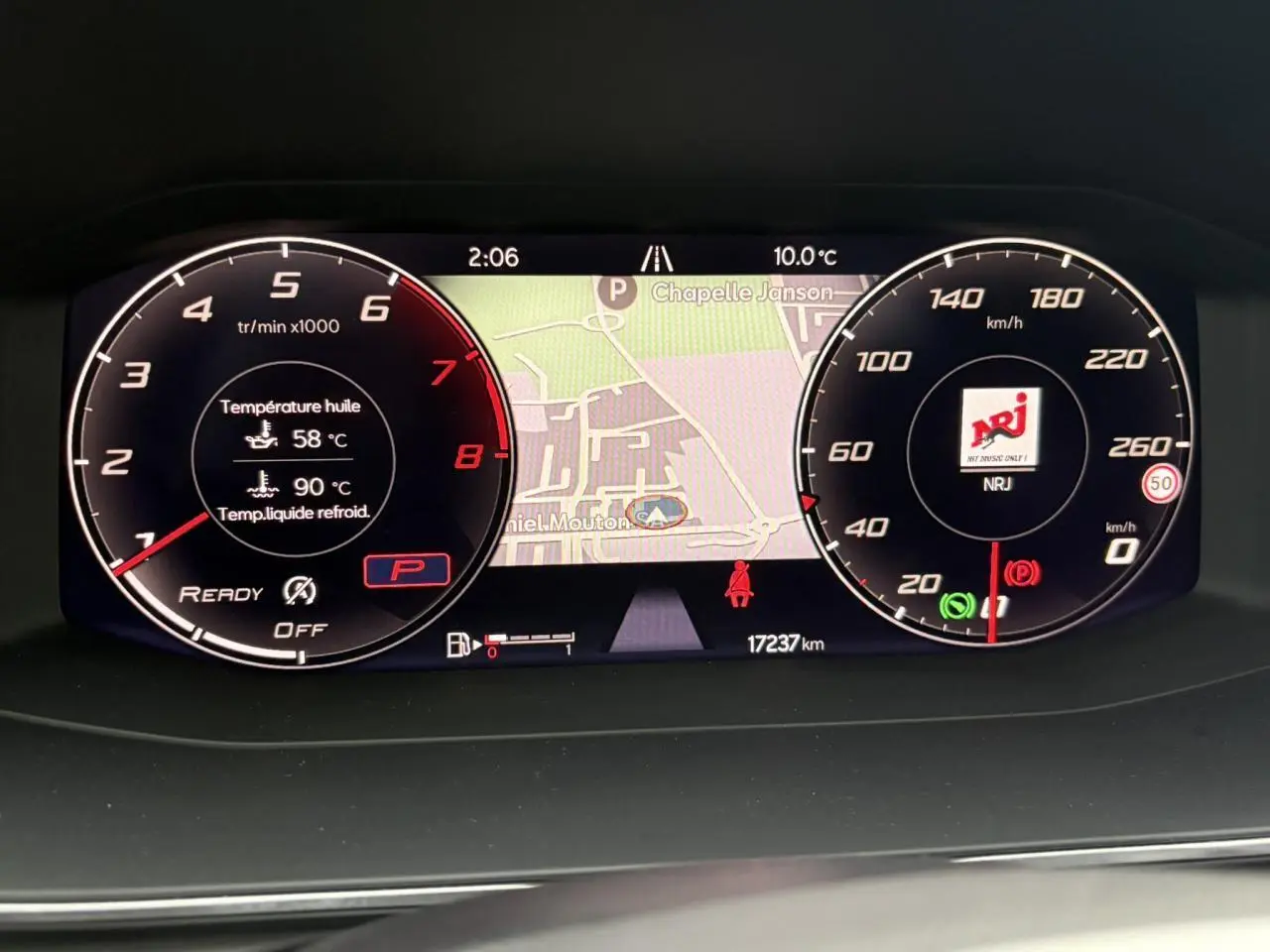 Tableau de bord numérique du SEAT Leon 2024 affichant la carte de navigation et les compteurs en vue frontale.