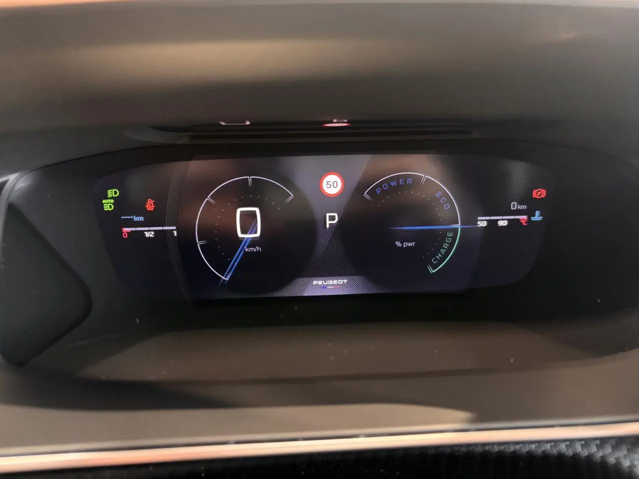 Tableau de bord numérique de Peugeot 2008 hybride, affichage vitesse, mode Power/Eco et indicateur de charge.