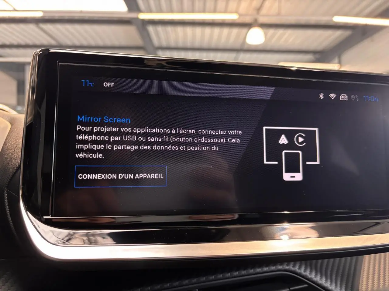 Écran tactile central du Peugeot 2008 noir affichant la fonction Mirror Screen pour connecter un smartphone via USB ou sans fil