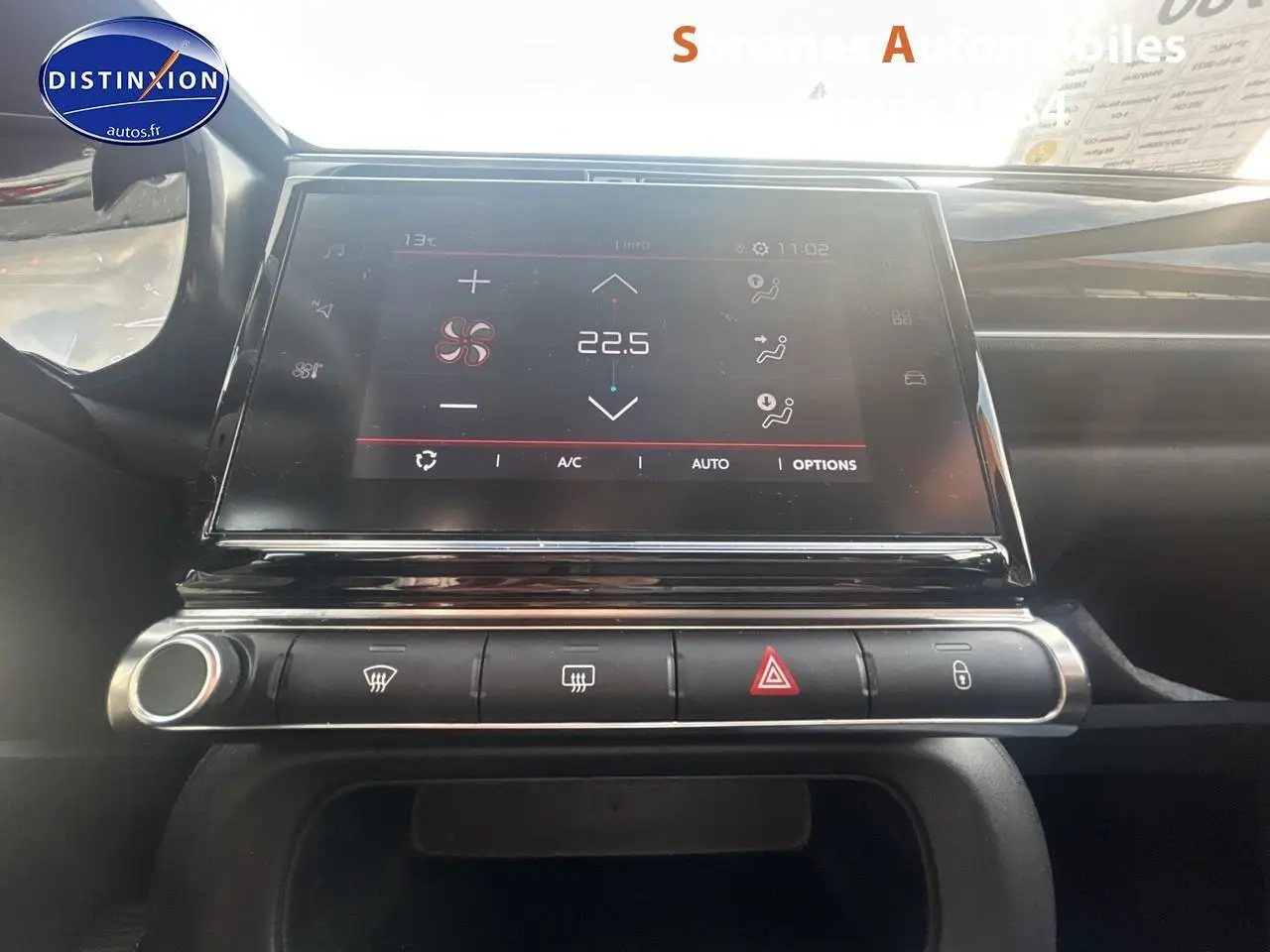 Vue rapprochée de la console centrale tactile de la Citroën C3 2023, affichant la climatisation automatique.