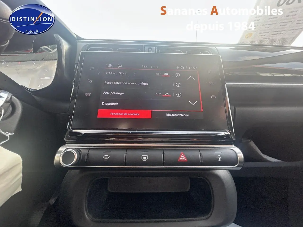 Vue rapprochée de la tablette tactile 7 pouces du tableau de bord de la Citroën C3 1.5 BlueHDi gris foncé, affichant les réglages de conduite.