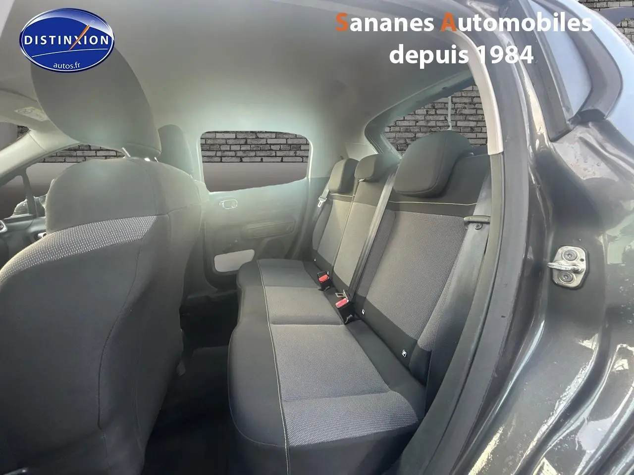 Vue intérieure côté droit montrant la banquette arrière en tissu gris sur Citroën C3 gris foncé 2023.