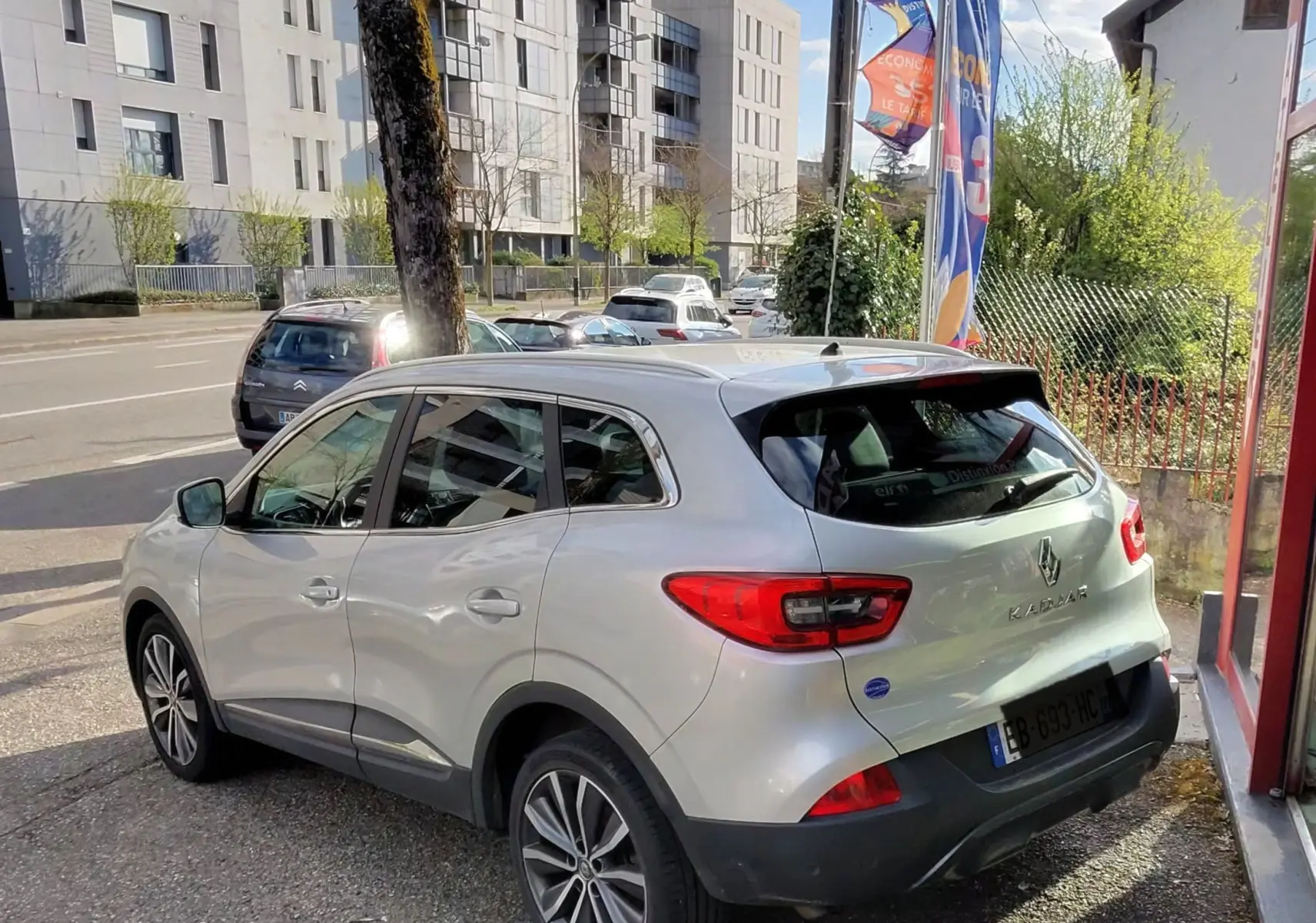 Renault Kadjar gris platine métal vu en 3/4 arrière droit, avec feux arrière LED et jantes alliage bicolores.
