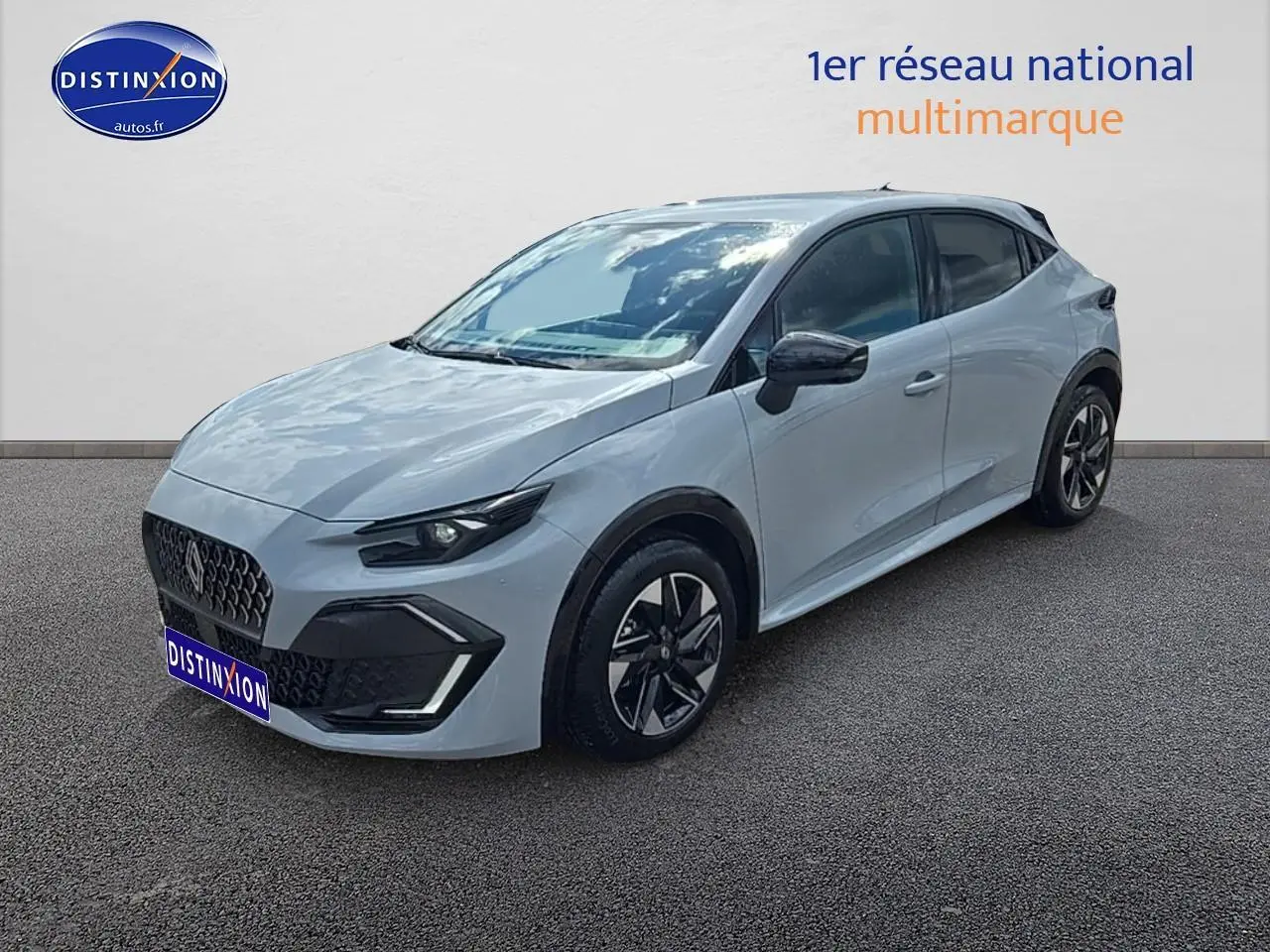 Renault Clio VI gris rafale vue 3/4 avant droit, jantes alliage et phares LED adaptatifs visibles.