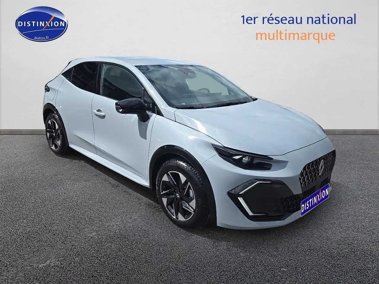 Vue 3/4 avant gauche d'une Renault Clio VI gris rafale avec jantes alliage et calandre noire distinctive.