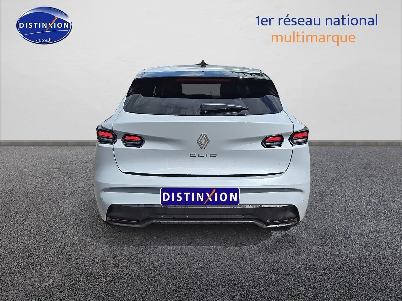 Vue arrière d'une Renault Clio VI gris rafale avec feux LED et lunette arrière teintée.