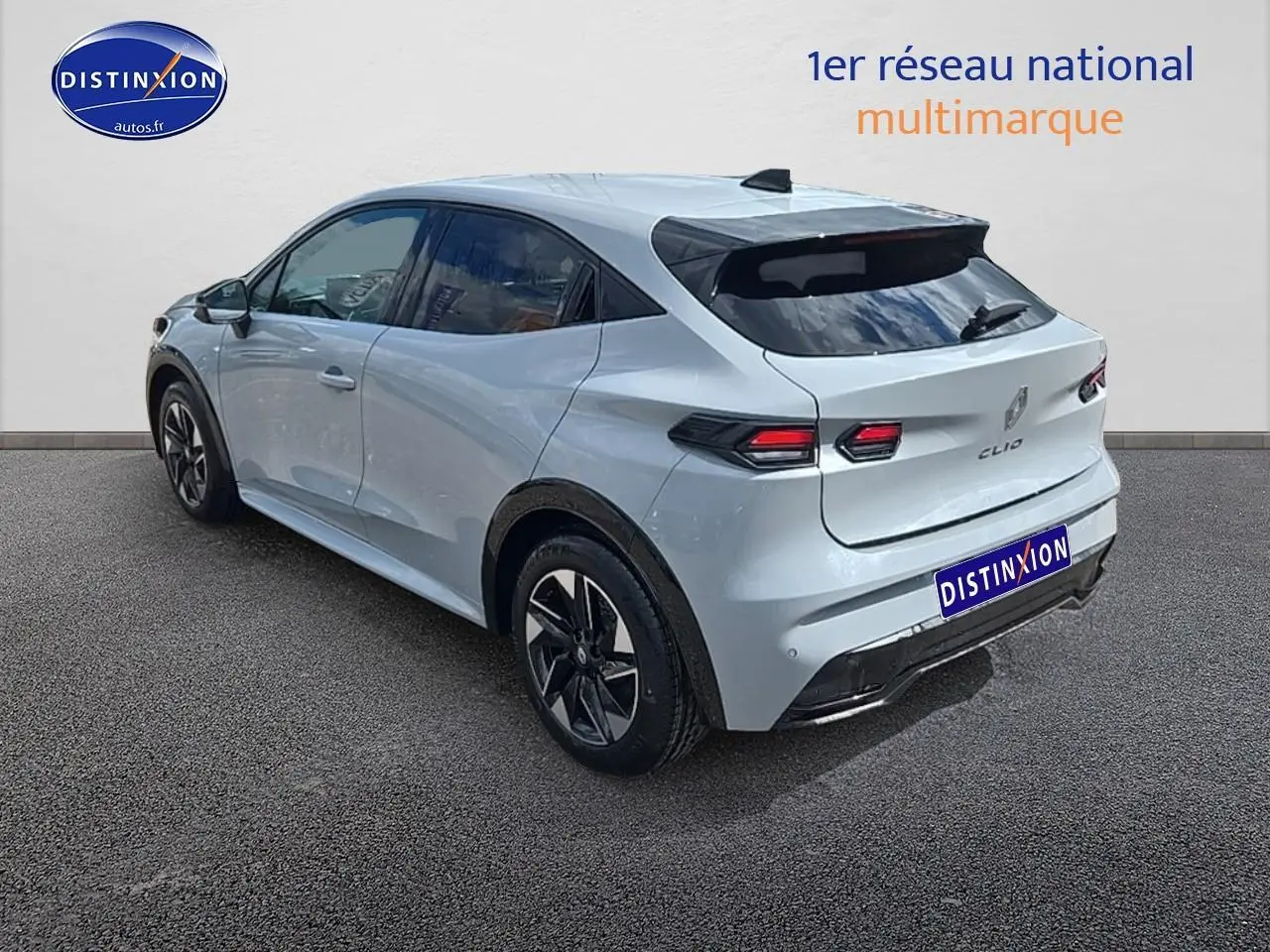Vue 3/4 arrière droite d'une Renault Clio VI gris rafale avec jantes alliage et feux LED distinctifs.