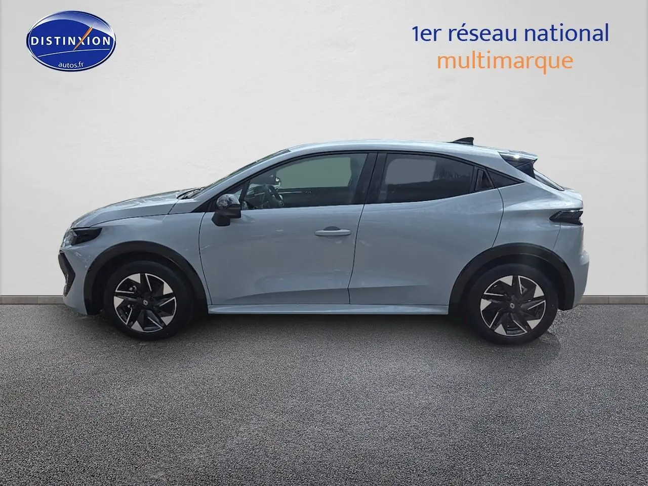 Profil droit de la Renault Clio VI gris rafale 2026 avec jantes alliage et vitres teintées.