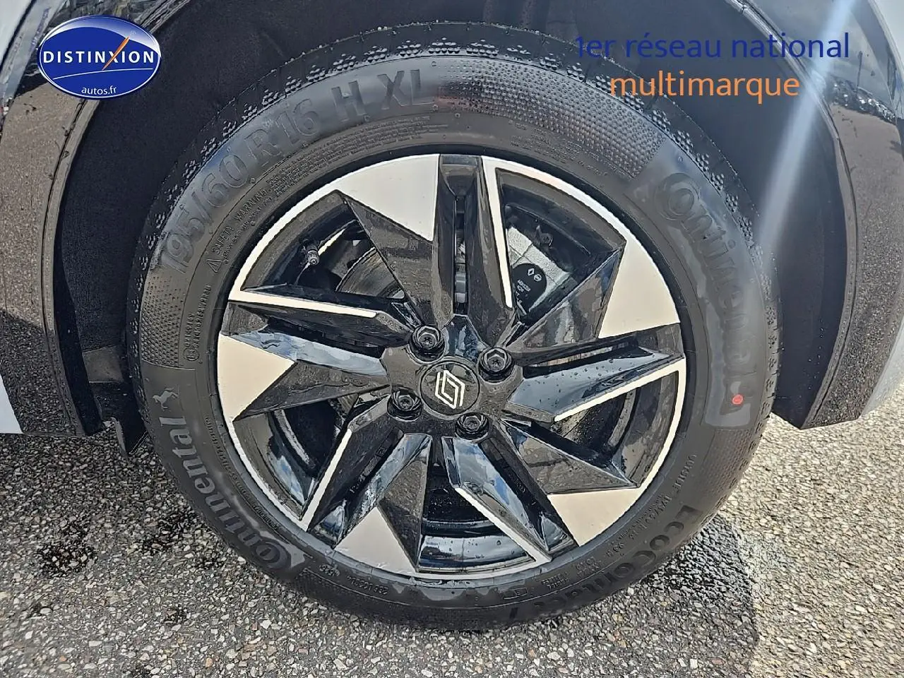 Gros plan sur la jante alliage 16 pouces bicolore noir et argent de la Renault Clio VI gris rafale.