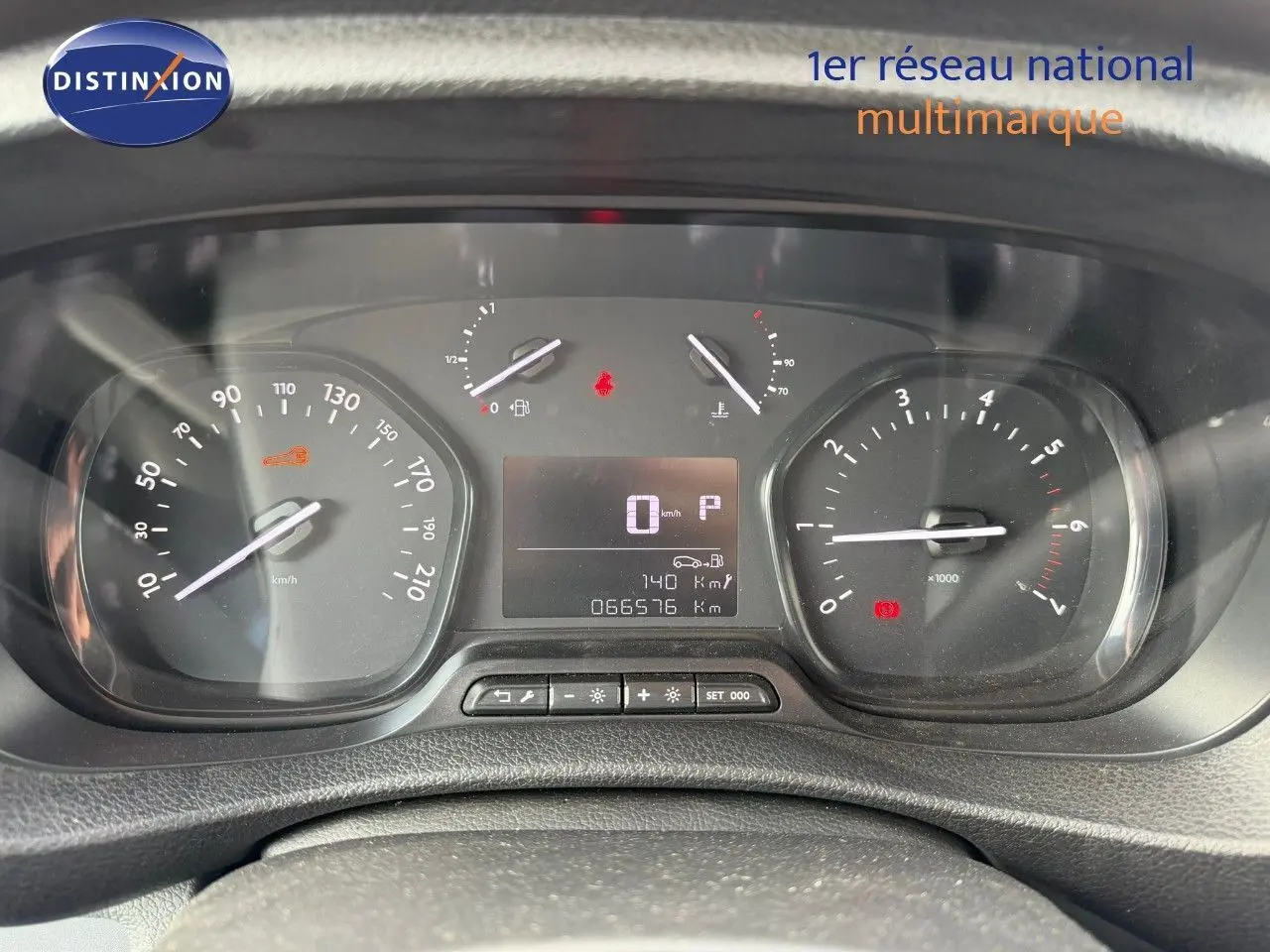Gros plan sur le tableau de bord numérique de l'Opel Vivaro 2.0 gris titane, affichant vitesse, compte-tours et jauges.