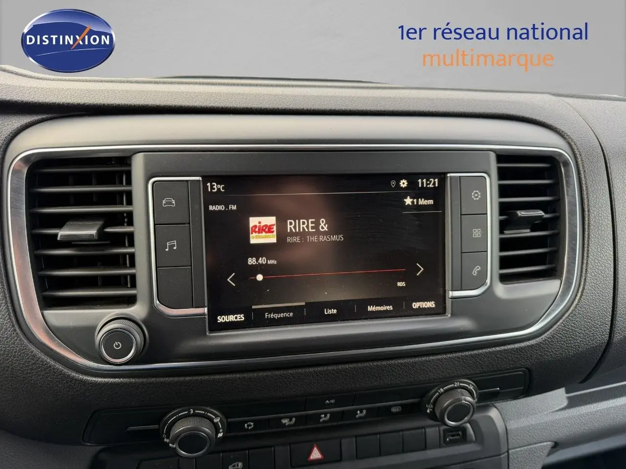 Tableau de bord de l’Opel Vivaro 2.0 180CH Pack Business 2020 avec écran multimédia et commandes climatisation.