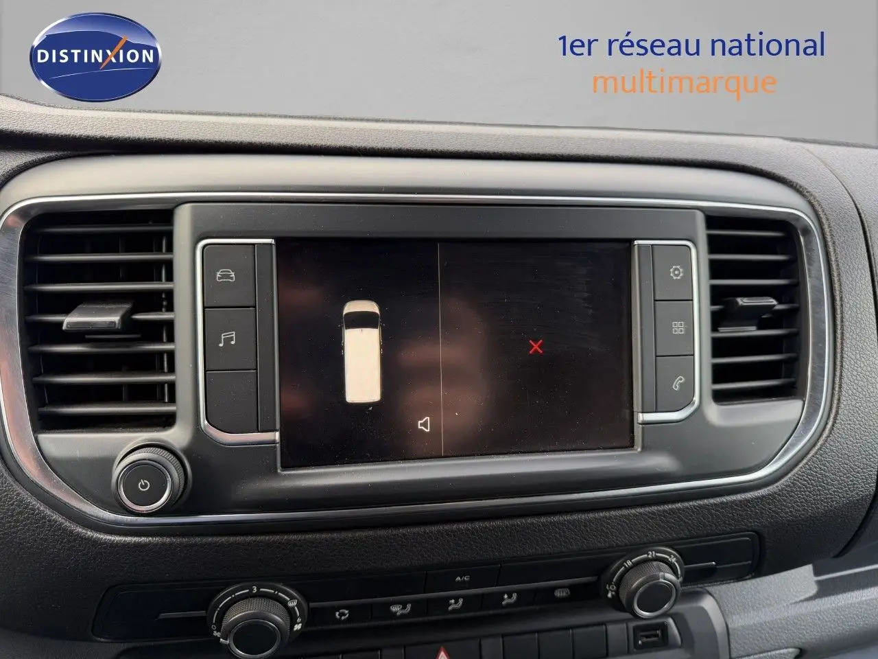 Vue rapprochée de l'écran tactile central et des commandes de climatisation d'un Opel Vivaro gris titane 2020.