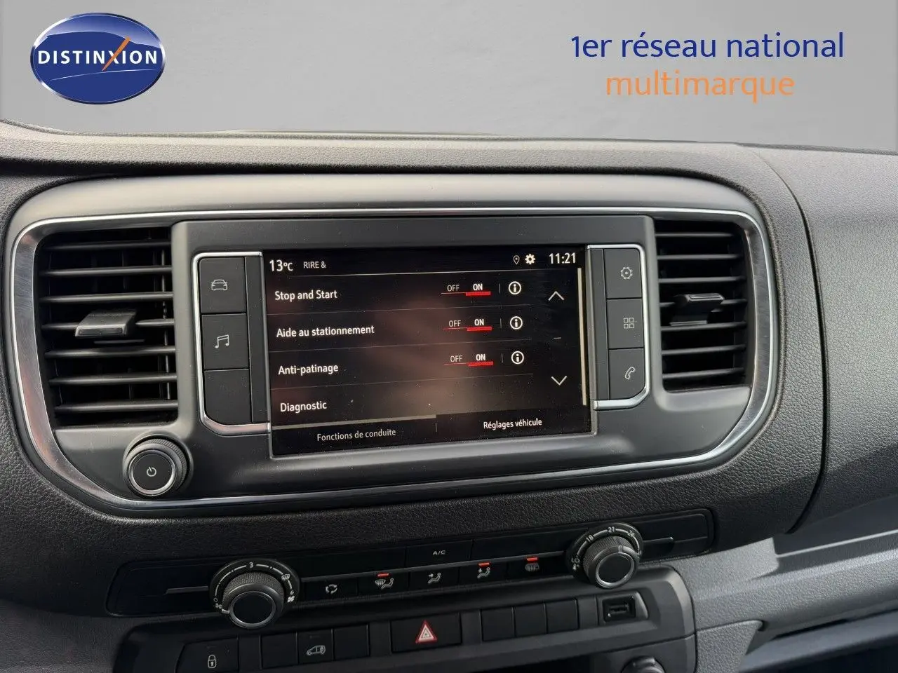 Tableau de bord de l’Opel Vivaro 2.0 gris titane, vue frontale centrée sur l’écran tactile et commandes climatisation.