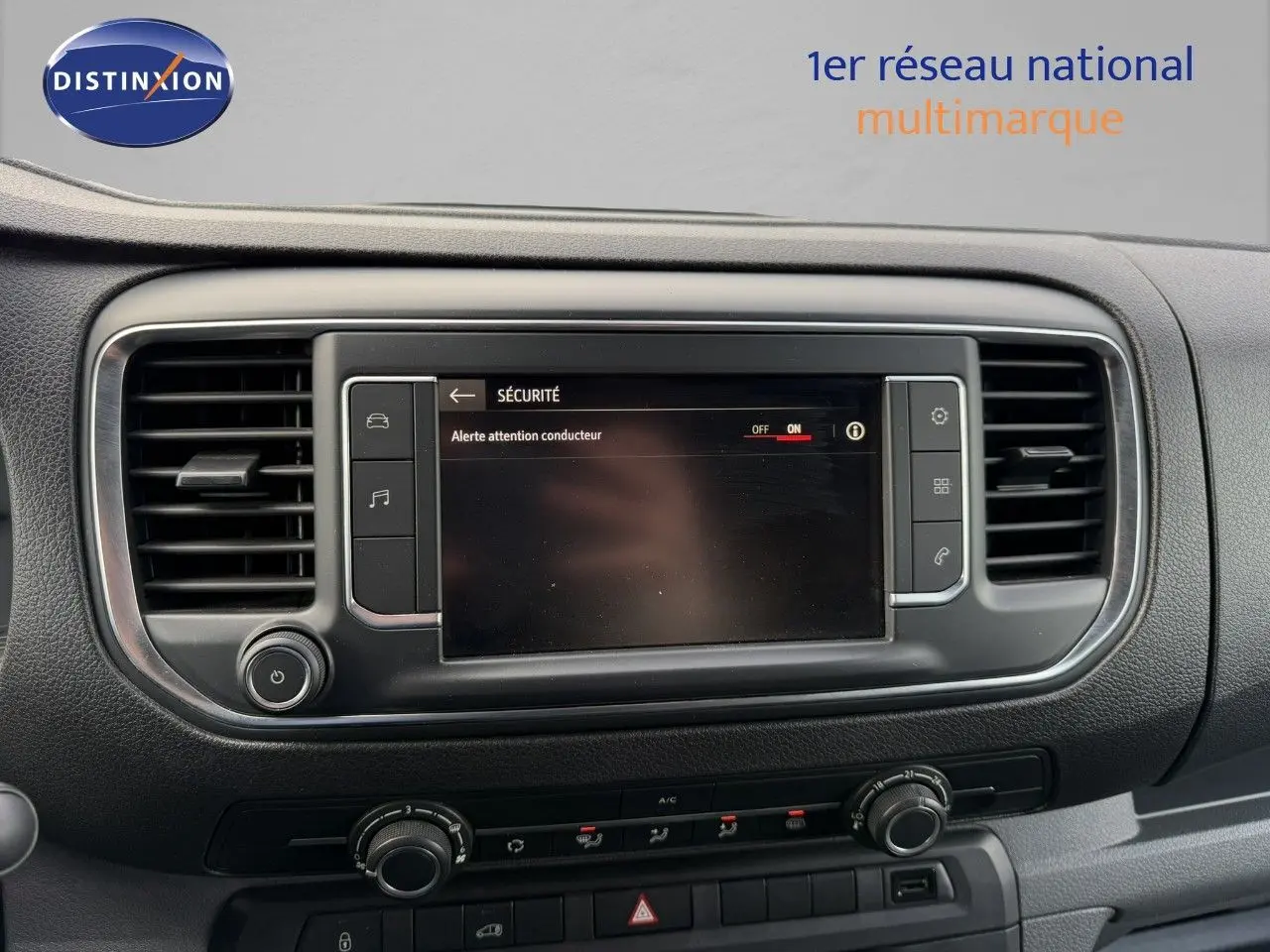 Vue rapprochée du tableau de bord noir de l’Opel Vivaro 2020, avec écran tactile affichant le menu sécurité.