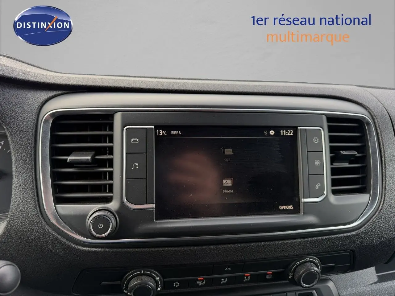 Tableau de bord de l’Opel Vivaro 2020 avec écran tactile central et aérateurs latéraux en vue frontale rapprochée.