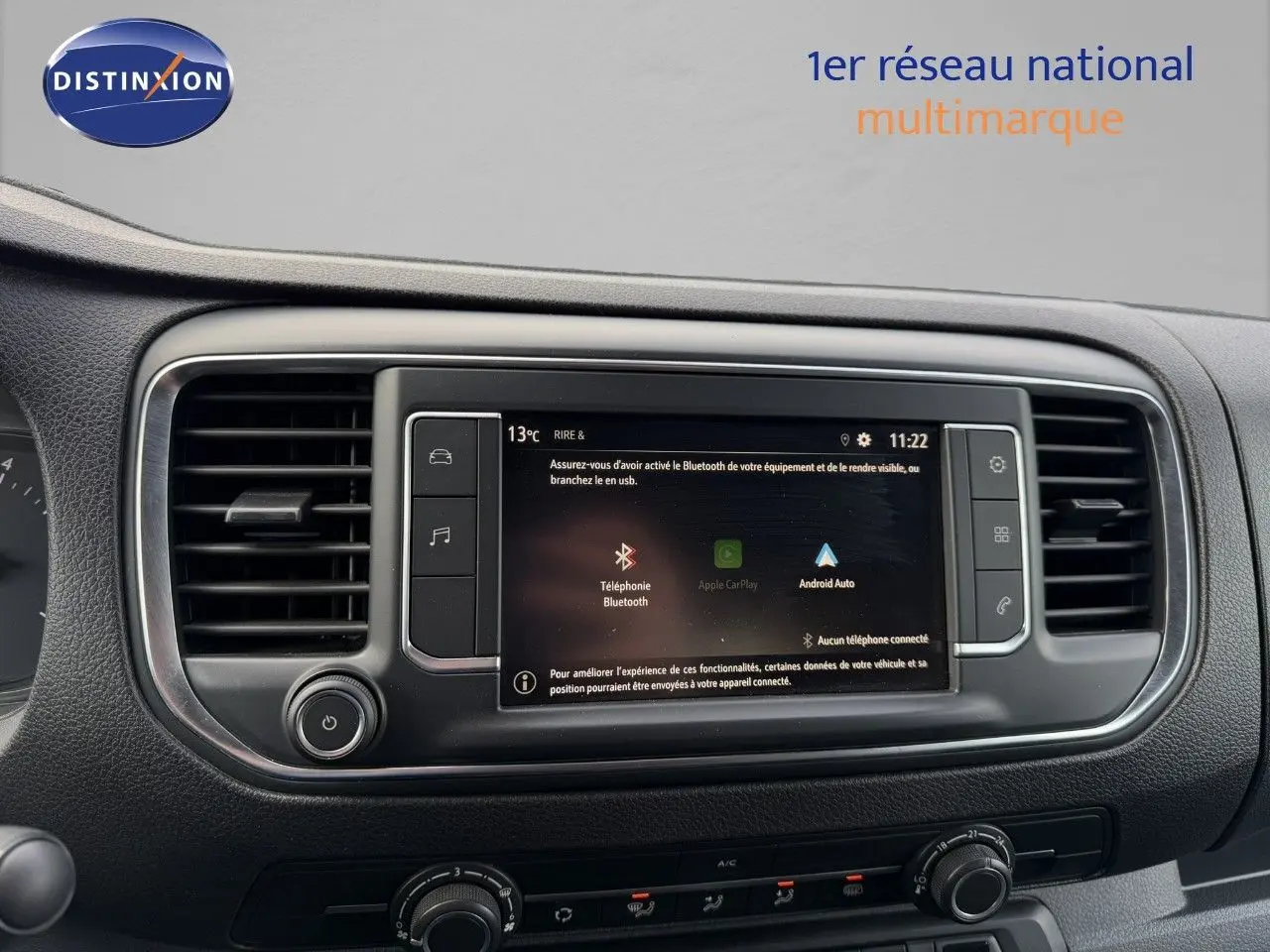 Vue intérieure du tableau de bord de l’Opel Vivaro 2.0 gris titane, avec écran tactile central et commandes climatisation.