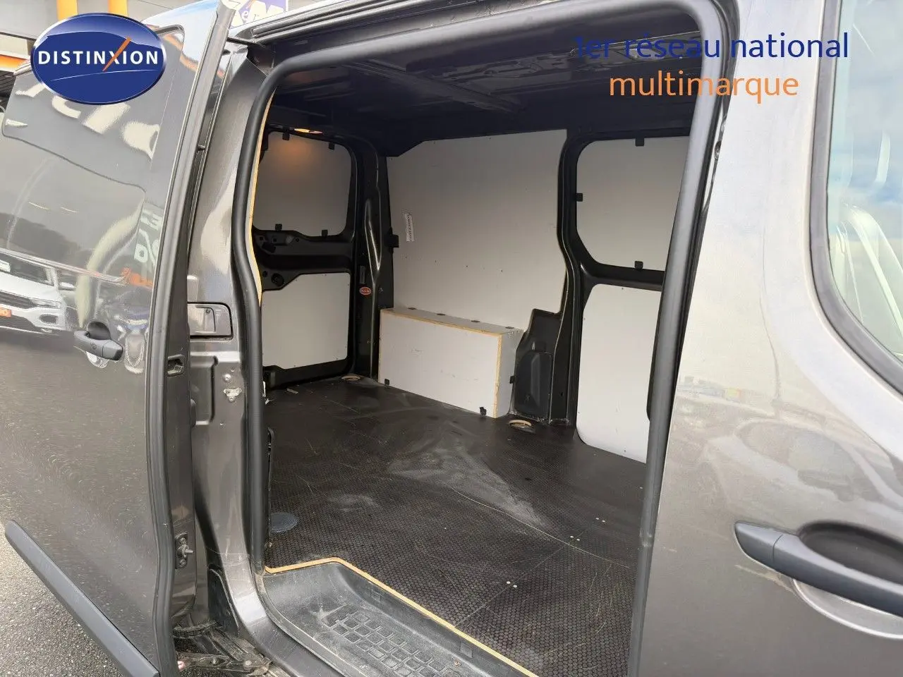 Vue latérale droite ouverte sur l'espace de chargement vide d'un Opel Vivaro gris titane métal, version utilitaire 2020.