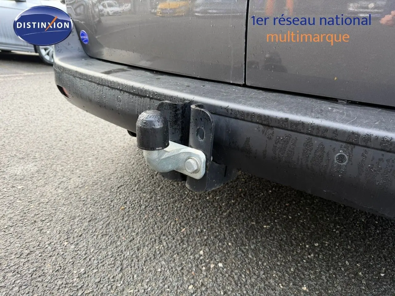 Gros plan sur l'attelage arrière d'un Opel Vivaro gris titane métal, montrant la partie basse du pare-chocs arrière.