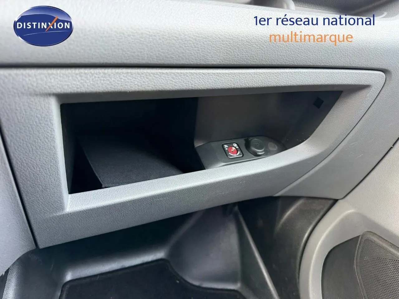 Intérieur côté passager de l’Opel Vivaro gris titane, montrant la boîte à gants ouverte avec commandes intégrées.